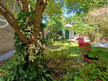 CASA CON AMPLIO PARQUE EN BANFIELD OESTE