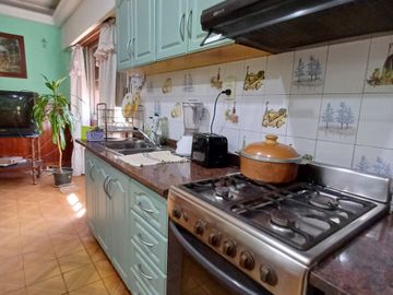 CASA CON AMPLIO PARQUE EN BANFIELD OESTE
