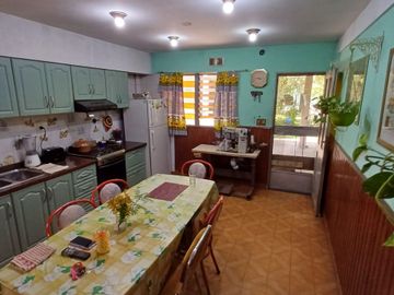 CASA CON AMPLIO PARQUE EN BANFIELD OESTE