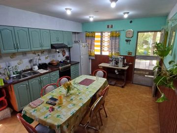 CASA CON AMPLIO PARQUE EN BANFIELD OESTE