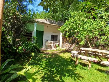 CASA CON AMPLIO PARQUE EN BANFIELD OESTE
