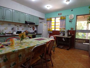 CASA CON AMPLIO PARQUE EN BANFIELD OESTE