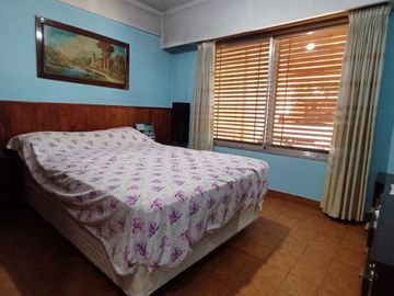 CASA CON AMPLIO PARQUE EN BANFIELD OESTE