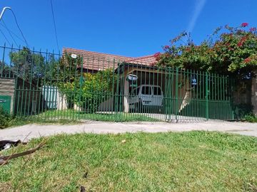 CASA CON AMPLIO PARQUE EN BANFIELD OESTE