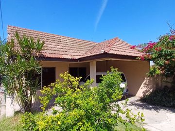 CASA CON AMPLIO PARQUE EN BANFIELD OESTE
