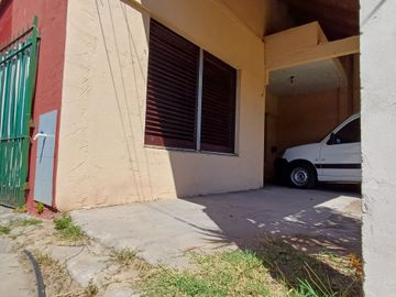 CASA CON AMPLIO PARQUE EN BANFIELD OESTE