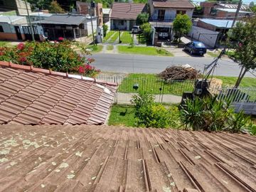 CASA CON AMPLIO PARQUE EN BANFIELD OESTE