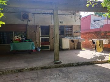 CASA CON AMPLIO PARQUE EN BANFIELD OESTE