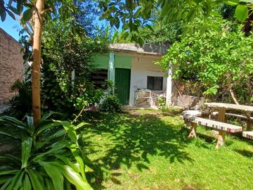 CASA CON AMPLIO PARQUE EN BANFIELD OESTE