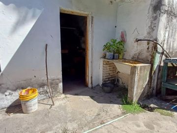 CASA CON AMPLIO PARQUE EN BANFIELD OESTE