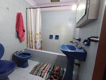 CASA CON AMPLIO PARQUE EN BANFIELD OESTE