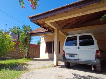 CASA CON AMPLIO PARQUE EN BANFIELD OESTE