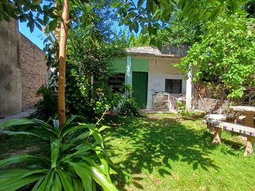 CASA CON AMPLIO PARQUE EN BANFIELD OESTE