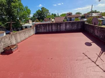 CASA CON AMPLIO PARQUE EN BANFIELD OESTE