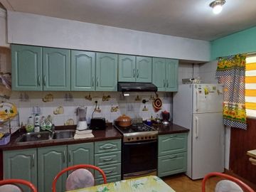 CASA CON AMPLIO PARQUE EN BANFIELD OESTE
