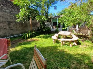 CASA CON AMPLIO PARQUE EN BANFIELD OESTE