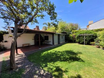Hermosa Casa Hurlingham - 6 Ambientes - 3 cocheras