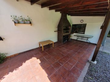 Hermosa Casa Hurlingham - 6 Ambientes - 3 cocheras