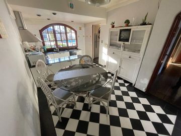 VENTA CASA 4 AMBIENTES CON PILETA Y COCHERA PADUA