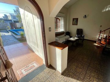 VENTA CASA 4 AMBIENTES CON PILETA Y COCHERA PADUA