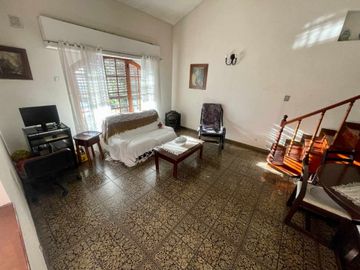 VENTA CASA 4 AMBIENTES CON PILETA Y COCHERA PADUA