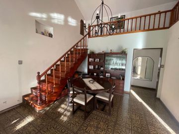 VENTA CASA 4 AMBIENTES CON PILETA Y COCHERA PADUA