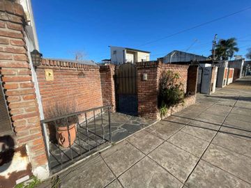 VENTA CASA 4 AMBIENTES CON PILETA Y COCHERA PADUA