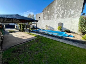 VENTA CASA 4 AMBIENTES CON PILETA Y COCHERA PADUA