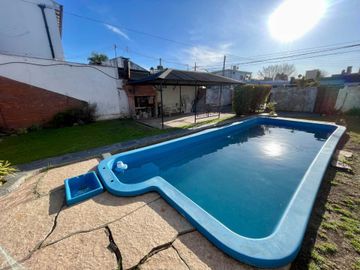 VENTA CASA 4 AMBIENTES CON PILETA Y COCHERA PADUA