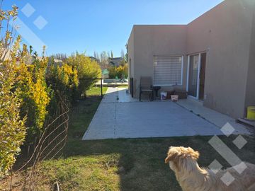 VENTA, casa 3 dormitorios con pileta, Bº Finca Villa  Muluen- PLOTTIER