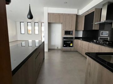 Linda casa en PREVENTA en Altanza Solares