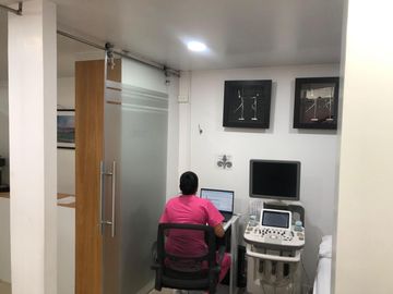 SE VENDE OFICINA CONSULTORIO MEDICO DE 57 M2- LA CAROLINA