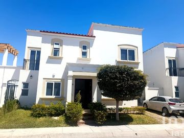Se vende casa en fraccionamiento mediterraneo