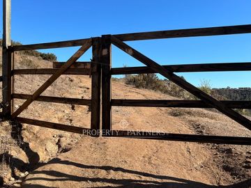 Parcela  con espectaculares vistas en Condominio Coguiles