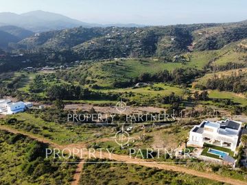 Parcela  con espectaculares vistas en Condominio Coguiles