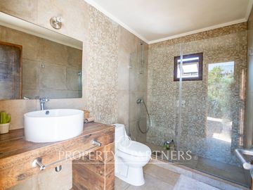Increíble casa mediterranea en venta con gran terreno, en ubicación privilegiada de La Herradura
