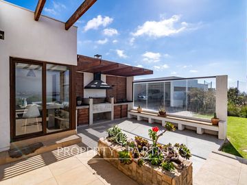 Increíble casa mediterranea en venta con gran terreno, en ubicación privilegiada de La Herradura