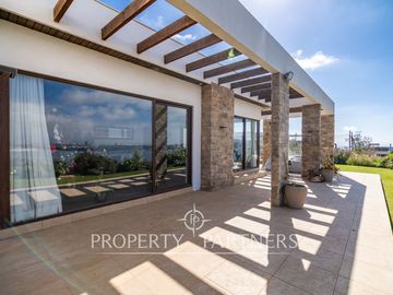 Increíble casa mediterranea en venta con gran terreno, en ubicación privilegiada de La Herradura