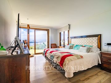 Increíble casa mediterranea en venta con gran terreno, en ubicación privilegiada de La Herradura
