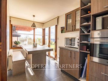 Increíble casa mediterranea en venta con gran terreno, en ubicación privilegiada de La Herradura