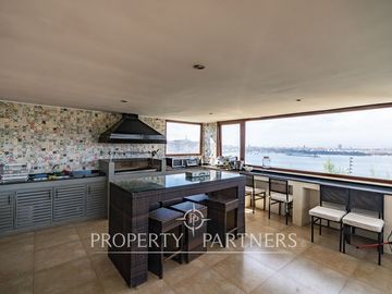 Increíble casa mediterranea en venta con gran terreno, en ubicación privilegiada de La Herradura