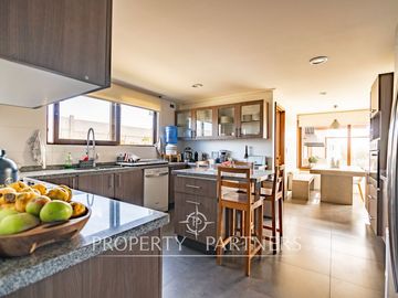 Increíble casa mediterranea en venta con gran terreno, en ubicación privilegiada de La Herradura