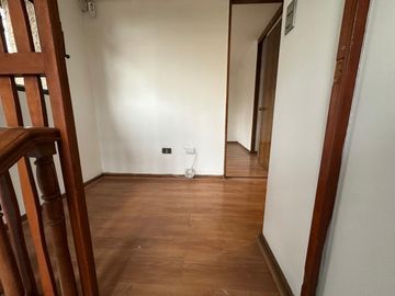 EN VENTA CÓMODA Y GRAN CASA 4D+3B - EN LA REINA