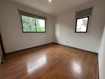 EN VENTA CÓMODA Y GRAN CASA 4D+3B - EN LA REINA