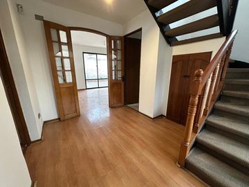 EN VENTA CÓMODA Y GRAN CASA 4D+3B - EN LA REINA