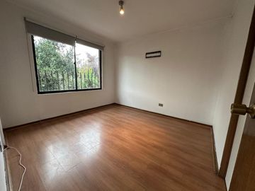 EN VENTA CÓMODA Y GRAN CASA 4D+3B - EN LA REINA