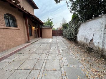 EN VENTA CÓMODA Y GRAN CASA 4D+3B - EN LA REINA