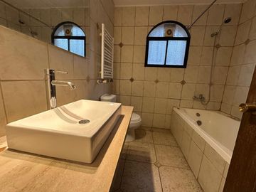 EN VENTA CÓMODA Y GRAN CASA 4D+3B - EN LA REINA