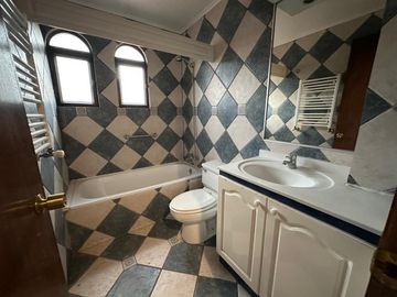 EN VENTA CÓMODA Y GRAN CASA 4D+3B - EN LA REINA