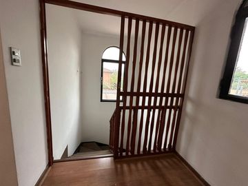 EN VENTA CÓMODA Y GRAN CASA 4D+3B - EN LA REINA